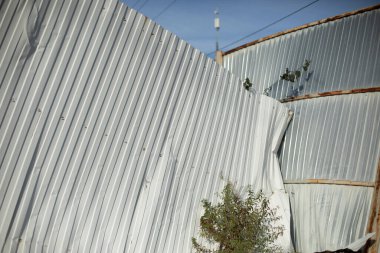 Kırık paslanmaz çelik çit. Çit hasar görmüş. Döküntü metal..