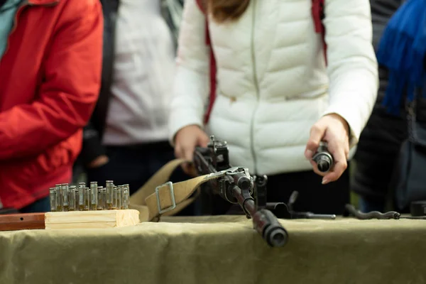 Дівчина Розбирає Автомат Калашникова Військове Навчання Школярів Видалення Ствола Вогнепальної — стокове фото