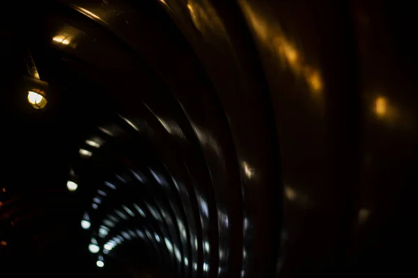 輝く透明な表面の薄暗い光の反射 トンネル内の電気光の反射のゲーム 都市の夜の光の要約写真 — ストック写真