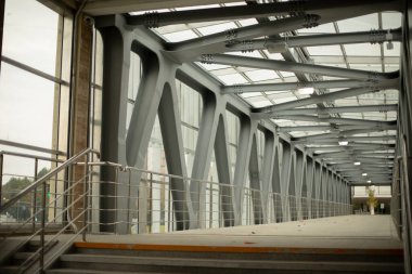 Şehirdeki mimarlık işleri. Otobandan geçen yayalar. Tünelde çelik kirişler var. Güçlü bir köprü..