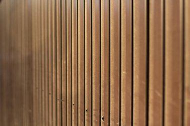 Kahverengi çelik çit. İnşaat eskrimi ayrıntılarıyla. Tekrarlayan metal kaburgalar.