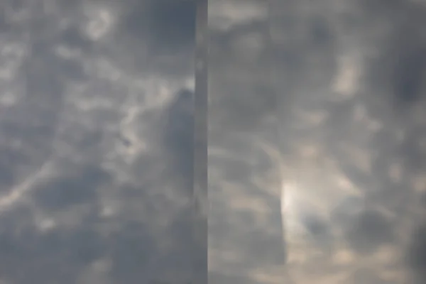 Υφή Του Ουρανού Αντανακλάται Στον Καθρέφτη Σύννεφα Παραμορφωμένα Από Μια — Φωτογραφία Αρχείου