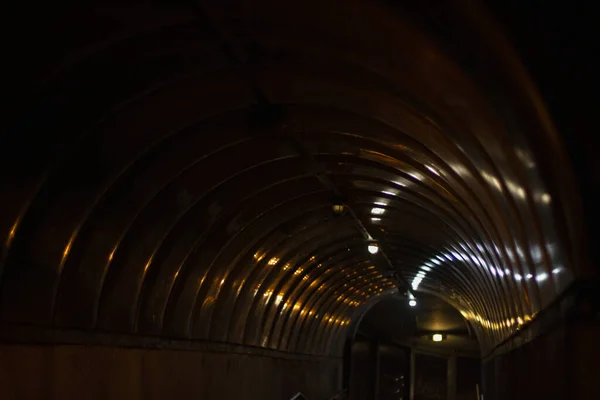 Licht Auf Der Kunststoffoberfläche Des Tunnels Nachtbeleuchtung Auf Der Funkelnden — Stockfoto
