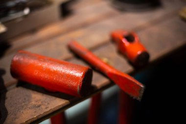 Garajda çalışan aletler. Metal atölyesinin detayları. Çelik bölmeleri işlemek için el araçları.