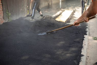 Asfalt seriyorum. Yol tamiri. İşçi eşittir sıcak asfalt..