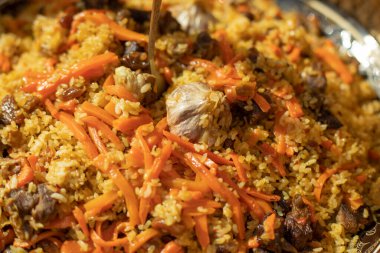 Havuçlu ve sarımsaklı pirinç. Özbekistan 'ın ulusal yemeği. Dışarıda lezzetli bir yemek. Etli pilav..