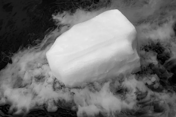 Gelo Seco Evapora Água Vapor Grande Pedaço Gelo Experiência Química — Fotografia de Stock