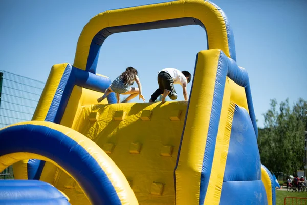 Les Enfants Grimpent Sur Une Glissière Gonflable Parcours Obstacles Gonflable Images De Stock Libres De Droits