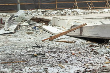 Yıkılmış bina. İnşaat atıkları. Evin yıkılışından sonra yerleştirin.