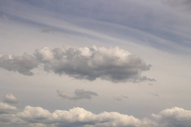 Gökyüzündeki bulutlar. Gökyüzünde manzara var. Bulutlu hava.