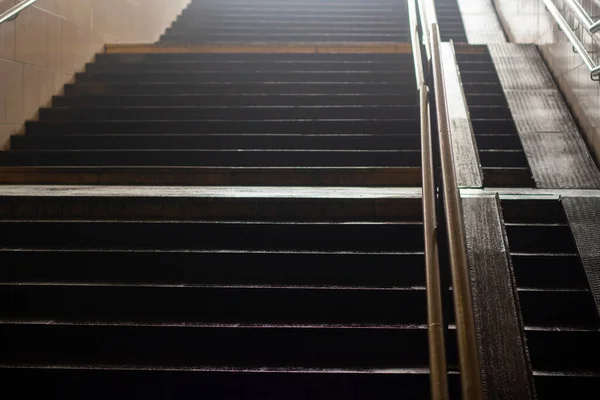 Escaleras Estación Pasos Cima Subiendo Las Escaleras Cruce Peatonal Bajo — Foto de Stock