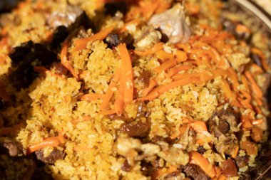 Havuçlu ve sarımsaklı pirinç. Özbekistan 'ın ulusal yemeği. Dışarıda lezzetli bir yemek. Etli pilav..