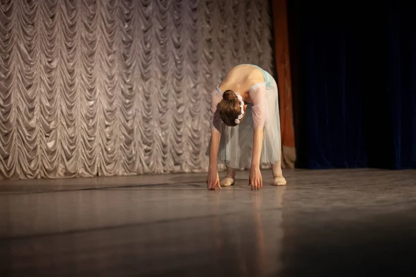 Ballerina Pódiu Představení Herečky Dívka Bílých Šatech Bílým Věncem Taneční — Stock fotografie