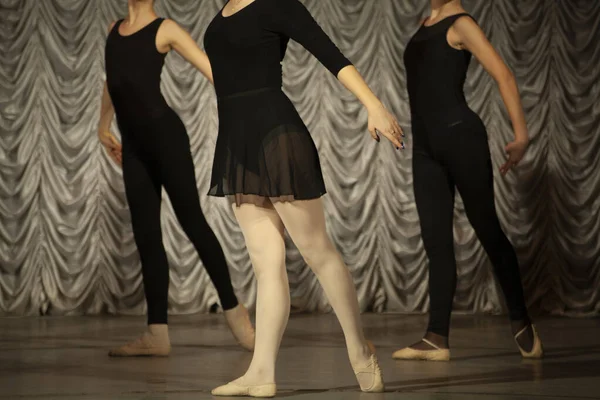 Meninas Ensaiam Dança Bailarinas Aula Uma Rapariga Vestido Preto Aula — Fotografia de Stock