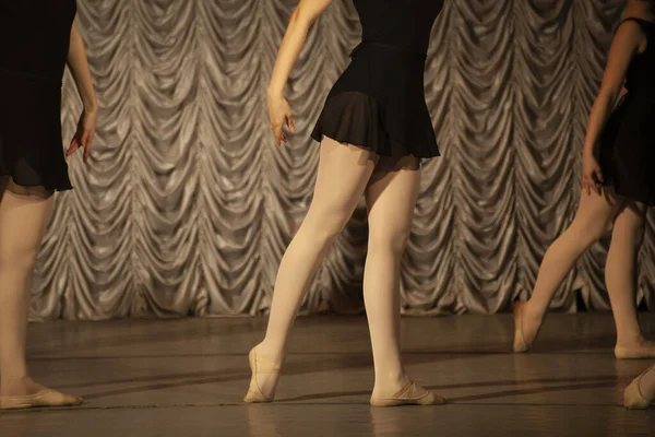 Meninas Ensaiam Dança Bailarinas Aula Uma Rapariga Vestido Preto Aula — Fotografia de Stock