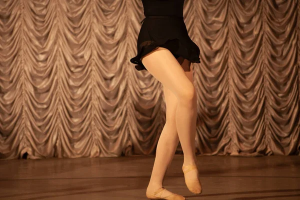 Meninas Ensaiam Dança Bailarinas Aula Uma Rapariga Vestido Preto Aula — Fotografia de Stock