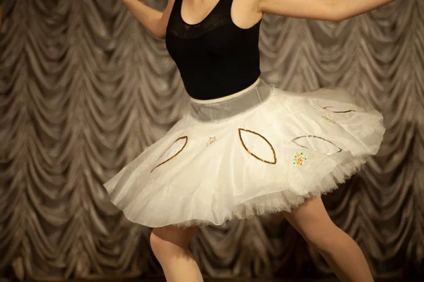 バレリーナの白いチュチュ 女の子のダンス 劇場での公演 舞台衣装 ダンスの動きだ 振付のレッスン — ストック写真