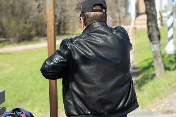 Hombre Con Una Chaqueta Gorra Cuero Negro Está Esperando Autobús — Foto de Stock