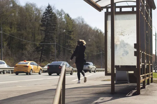 Girl Waiting Bus Bus Stop Traffic Sunlight City Lifestyle — Stock Photo, Image