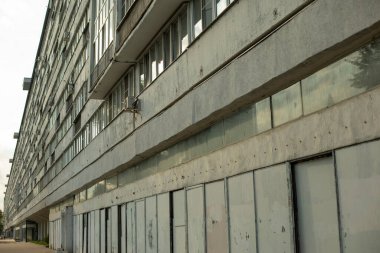 Mağazaların kapanmasının sonucu. Camda gri boya var..