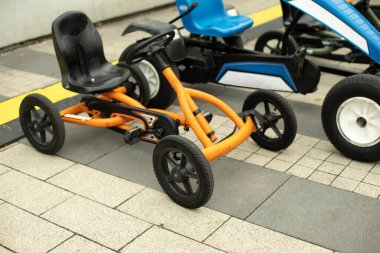 Çocuk nakil aracı parkta. Mekanik rotadaki makineler. Kiralık bisikletleri eğlendiriyorum. Anaokulu öğrencileri için scooterlar.