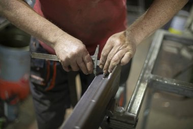 İşçi metalle çalışıyor. İnşaat aletleri, eller yakın çekim. Fabrikada çalışıyorum. Şehir yaşam tarzı.