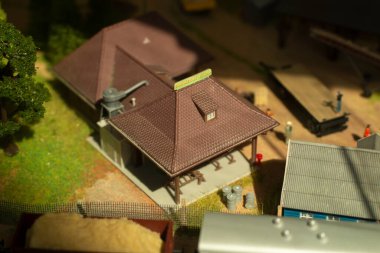 Minyatür evler. Kırsal yerleşim yeri modeli. Oyuncak şehir. Plastikten yapılmış binalar. Küçük ev ve insan figürleri.