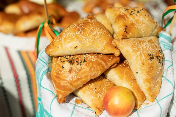 Armenian Pastries Sweet Dough Flour Product Sunlight Buns Sprinkled Sesame — Stock Photo, Image
