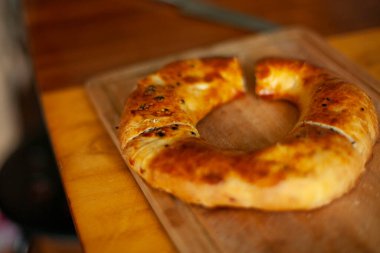 Mutfakta ekmek var. Taze hamur işleri. Lanet hamurlar. Lezzetli doğu çöreği..