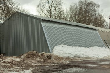 Metal depo dışarıda. Belediye ekipmanları için depo odası. Kar binayı kapladı..