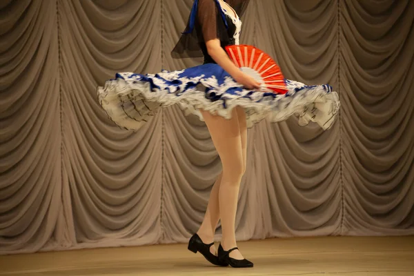 Çingene Dansı Elbiseli Bir Kız Sahnede Gösteri Yapıyor Mavi Elbise — Stok fotoğraf