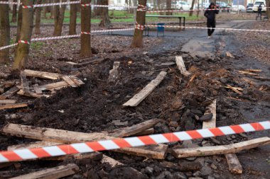 Kaset yoldaki bir deliği kapatıyor. Rusya 'da yollar. Banliyödeki yolun tamiri.