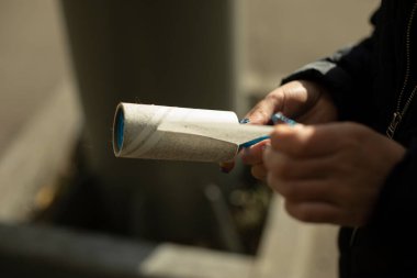 Giysilerden yün çıkarmak için yapıştırıcı bant. Saçımdan giysileri temizlemek için bir araç. Kız elinde bir nesne tutuyor. Şeylerden kir çıkarmak için..