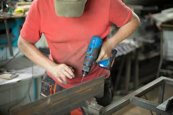 Trabajador Con Una Gorra Gris Una Camiseta Roja Trabaja Con —  Fotos de Stock