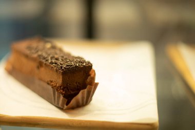 Tezgahın üzerindeki tatlı şey. Çikolatalı kek. Kahve ikramları. Lezzetli yemek..