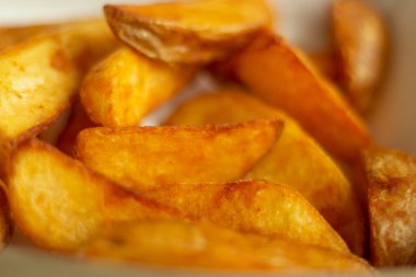Kızarmış patates. Patatesler köylüdür. Yağlı yemek. Restorandan yemek..