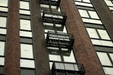 Binadaki pencereler. Klimalar şebekeye bağlı değil. Çok katlı bir ev..