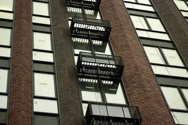 Fenster Gebäude Klimaanlagen Sind Nicht Netz Installiert Mehrgeschossiges Haus — Stockfoto