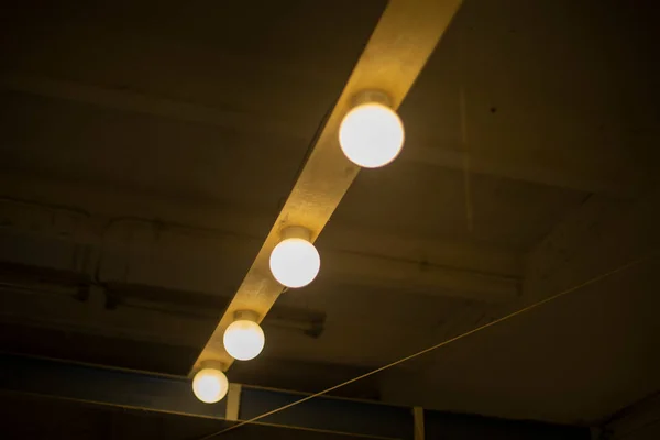 Cztery Lampy Pod Rząd Lampy Pod Sufitem Światła Okrągłe Wnętrzu — Zdjęcie stockowe