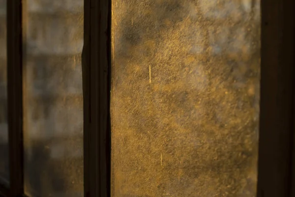 汚い窓だ 花粉で覆われたガラス 曇ったガラスの朝の光 — ストック写真