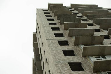 İnşaat halindeki evin pencereleri. Şehirde bir bina inşaatı. Bir apartman inşaatı. Bina hatsız. Pencere çerçevesi olmayan boş pencereler.