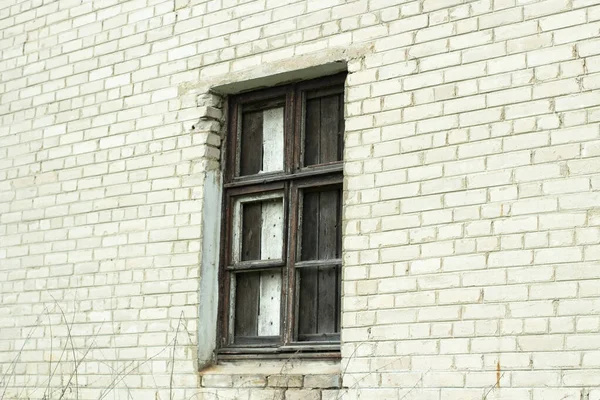 Pencereleri Kırık Terk Edilmiş Bir Şehirdeki Eski Bina Yıkılmış Yapı — Stok fotoğraf