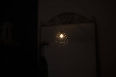 Karanlık bir odada bir lamba. Odanın kasvetli aydınlatması. Dairede loş bir ışık.