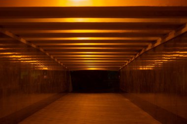 Geceleyin tünel. Koridorda ışık var. Tavandaki lambalar. Yeraltı yaya geçidinde insanlar yok. Moskova 'da yolun altındaki tünel..