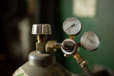 Yüksek basınçlı silindir. Benzin deposu. Basınç ayarlama için vana. Garajda gaz tüpü var..