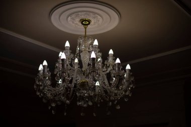 Cam avize. Tavan ışığı kaynağı. Lambalar eski bir avizenin içinde parlıyor..