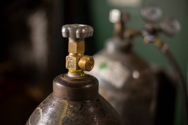 Yüksek basınçlı silindir. Benzin deposu. Basınç ayarlama için vana. Garajda gaz tüpü var..