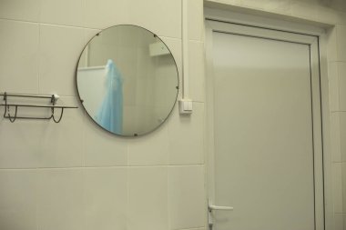 Ayna duvarda. Hastanede bir oda. Hastane odasının içi..