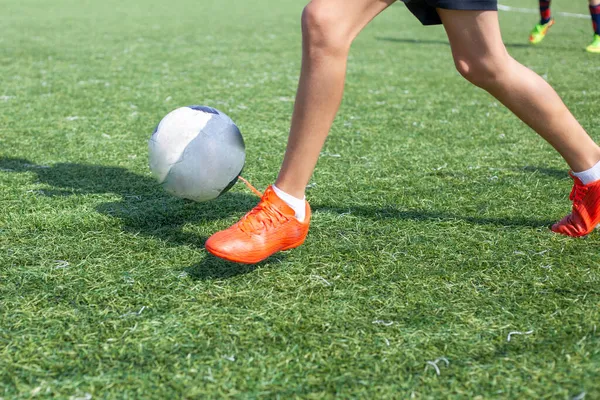 Fußballer Zupfen Den Ball Fußballplatz Sommer Training Für Sportler Der — Stockfoto