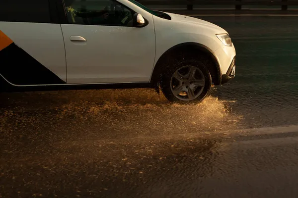 Машина Їде Калюжу Розщеплює Воду Коліс Автомобіля Транспорт Шосе Мокрий — стокове фото